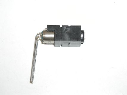 Elektronisches Bauteil mit Anschlüssen