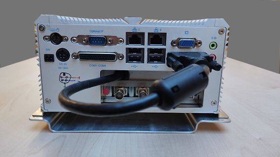 Rückansicht eines Industrie-PCs mit verschiedenen Anschlüssen