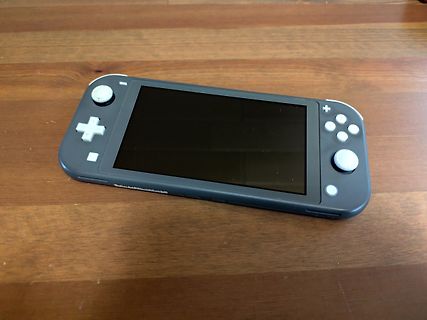 Nintendo Switch Lite auf Holztisch