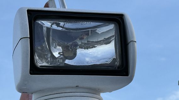 Nahaufnahme einer Halogen-Strahlerscheinwerfer-Leuchte