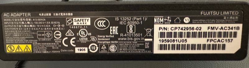 Typenschild eines Fujitsu AC Adapters
