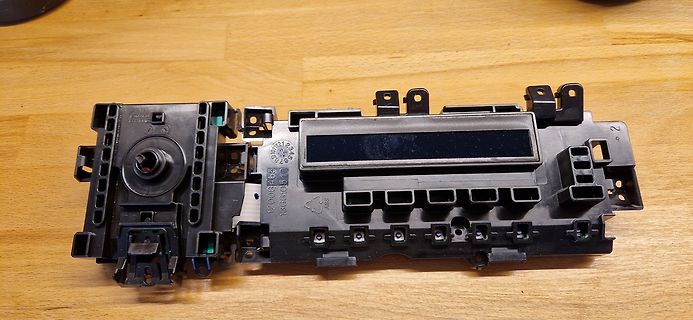 Gehäusekomponente mit Display und Bedienelementen