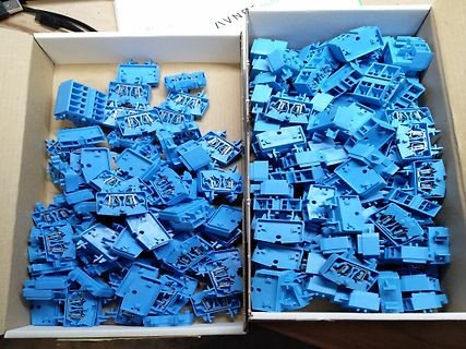 Blaue mechanische Tastatur-Switches in Kartons