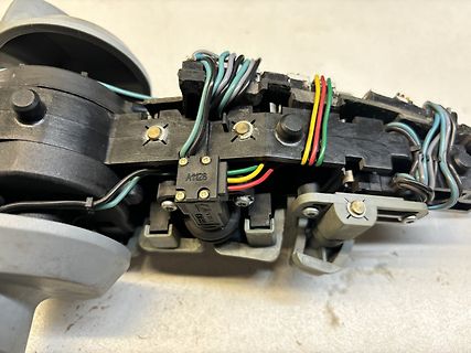 Innenansicht eines mechanischen Bauteils mit Kabeln