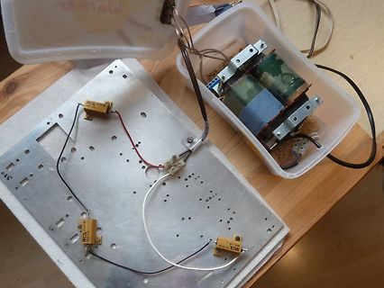 Elektronikaufbau mit Transformatoren und Kondensatoren auf Metallplatte