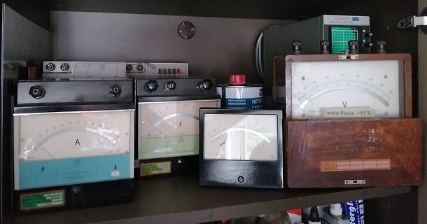 Diverse analoge Amperemeter und Messgeräte