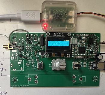 Leiterplatte mit Display, Drehregler und Raspberry Pi Zero