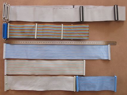Verschiedene Flachbandkabel auf Holzuntergrund