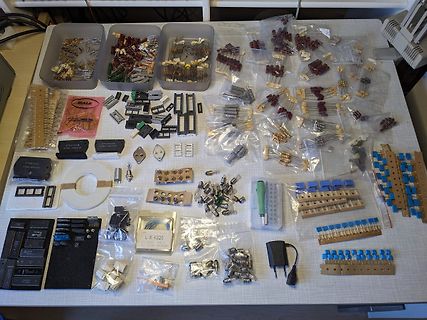Sammlung verschiedener elektronischer Bauteile und Steckverbinder