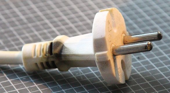 beschädigter Netzstecker mit Brandspuren