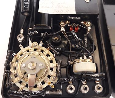 Innenansicht eines elektronischen Geräts mit Potentiometern