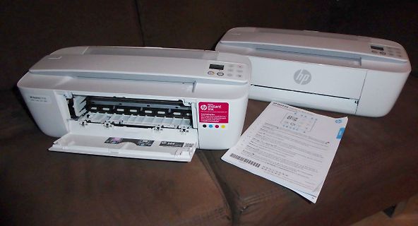 Zwei HP Deskjet Drucker und ein Ausdruck auf einem Sofa
