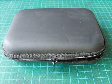 Schwarzes Etui auf Schneidematte