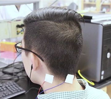 Person mit Elektroden am Nacken