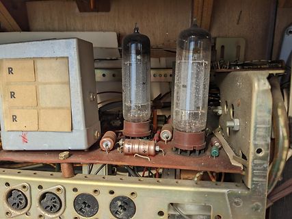 Innenansicht eines Röhrenradios mit Elektronenröhren
