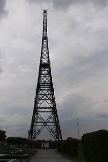 Gittermastturm unter bewölktem Himmel