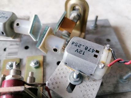 Nahaufnahme von Elektromotoren auf einer Metallplatte