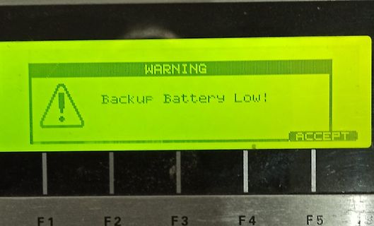 Abfotografiertes LCD-Display mit Warnmeldung