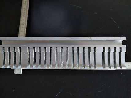Metallblock mit Schlitzen und Lineal