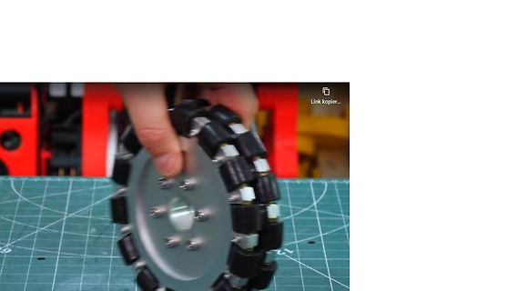 Hand hält ein mechanisches Rad mit Gummielementen