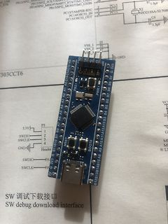 Mikrocontroller-Entwicklungsboard auf Schaltplan-Hintergrund
