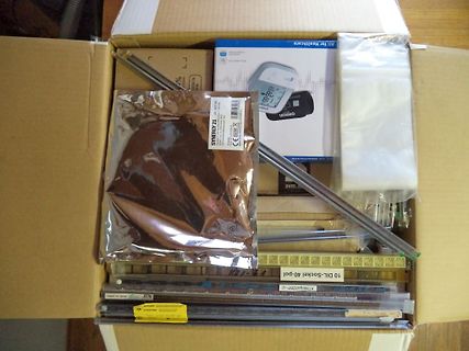 Inhalt eines Kartons mit medizinischen Geräten und Zubehör