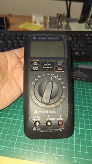 Digitalmultimeter auf Werkbank
