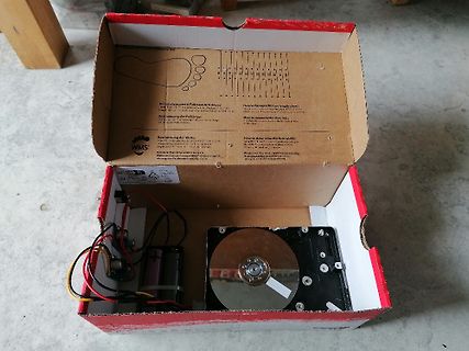 Elektronikbauteile in einem Karton