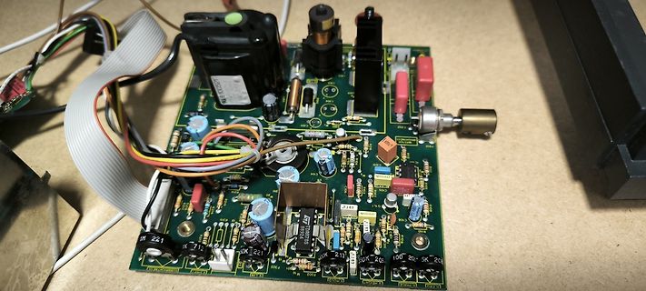 Bestückte Leiterplatte mit elektronischen Bauteilen