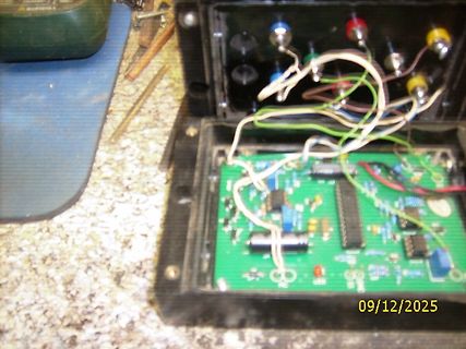 Geöffnete Elektronikbox mit Leiterplatte und Verkabelung