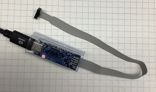 Mikrocontroller-Board mit Flachbandkabel und USB-Anschluss