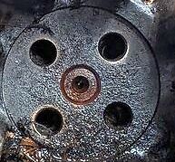 Metallisches Bauteil mit Bohrungen
