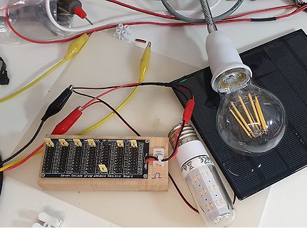 Elektronik-Aufbau mit Solarpanel, Glühbirne und Widerstands-Board