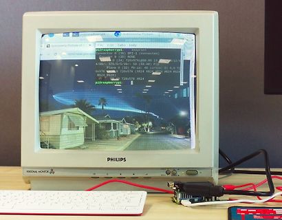 Foto eines Monitors mit Terminal-Ausgabe und Raspberry Pi