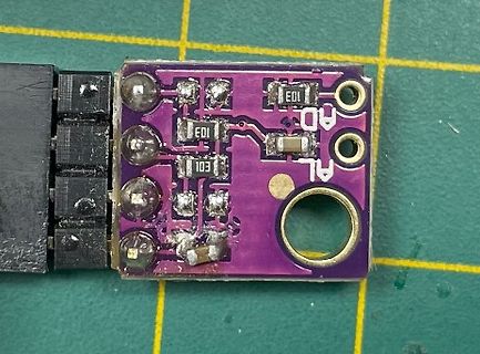 Detailaufnahme einer violetten Leiterplatte mit SMD-Bauteilen