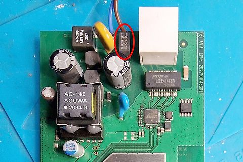 Foto einer Leiterplatte mit elektronischen Bauteilen