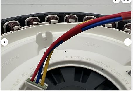 Drahtwicklungen eines Elektromotors mit Kabeln