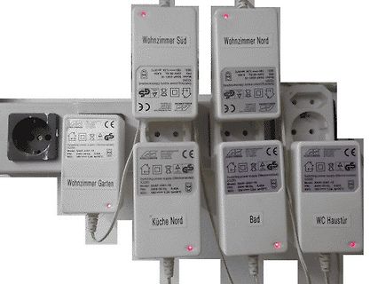 Mehrere Smart-Home-Steckdosen an einer Wand