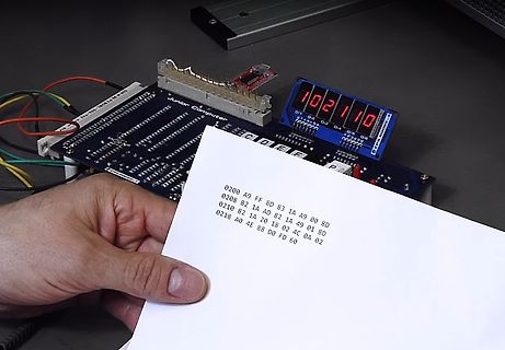 Junior Computer mit 7-Segment-Anzeige und Hex-Code Liste