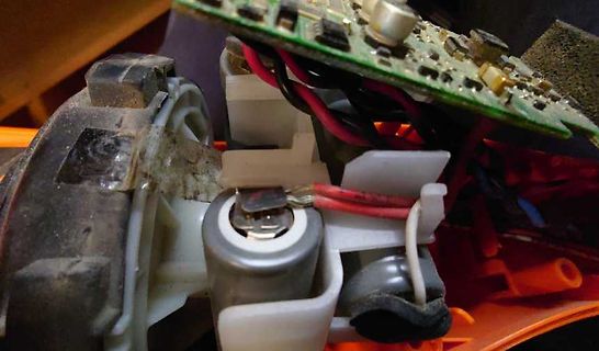 Innenansicht eines geöffneten elektronischen Geräts mit Platine und Kabeln