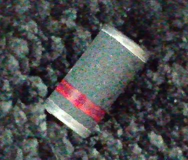 Zylindrisches Bauteil mit rotem Ring