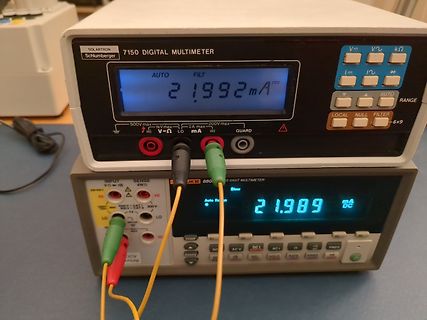 Zwei digitale Multimeter mit Messleitungen