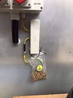 Elektrische Installation mit Erdung in Plastiktüte