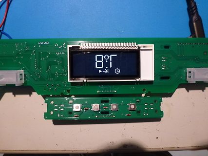 Grüne Leiterplatte mit LCD-Display und Tastenmodul
