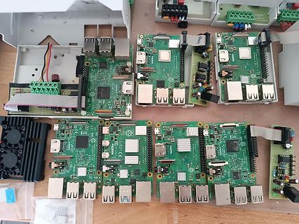 Mehrere Raspberry Pi Single Board Computer auf Holzbrett