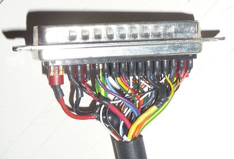 D-Sub Stecker mit bunter Verdrahtung