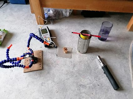 Elektronik-Messaufbau mit Multimeter und Krokodilklemmen