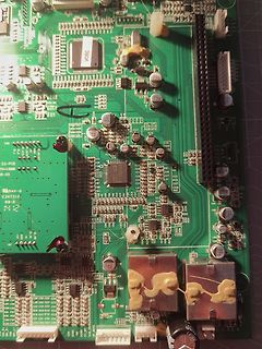 Nahaufnahme einer grünen Leiterplatte mit elektronischen Bauteilen