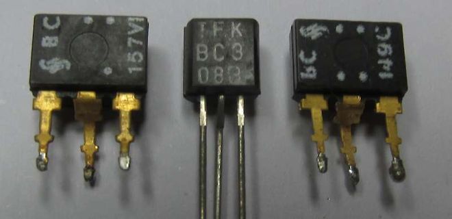 Drei elektronische Bauteile mit Pins