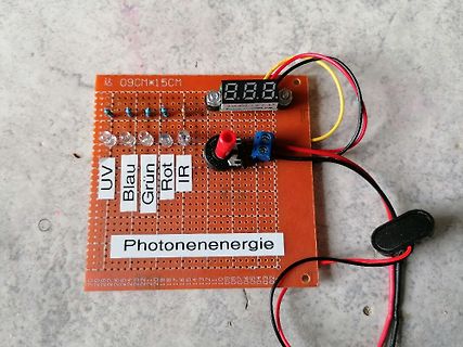 Leiterplatte mit LEDs und 7-Segment-Anzeige